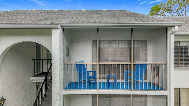 1207 Pine Ridge Cir W Unit H2, Tarpon Springs, FL 34688 - view of side of home with roof with shingles and stucco siding
