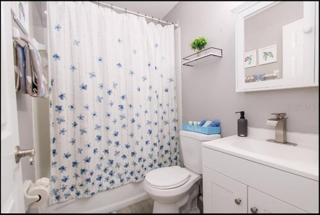 1004 Osage St, Clearwater, FL 33755 - full bath featuring vanity and shower / bath combo with shower curtain
