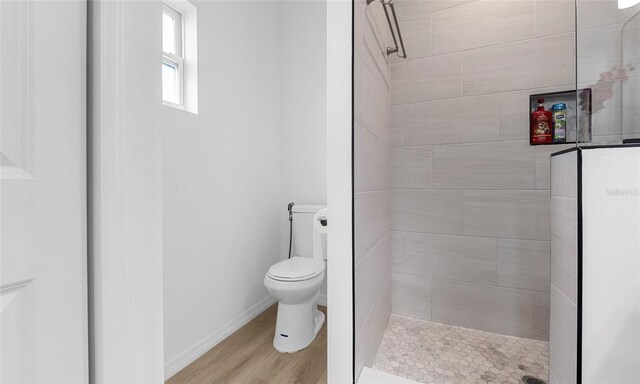 9429 Northcliffe Blvd, Spring Hill, FL 34606 - bathroom featuring a tile shower and wood finished floors