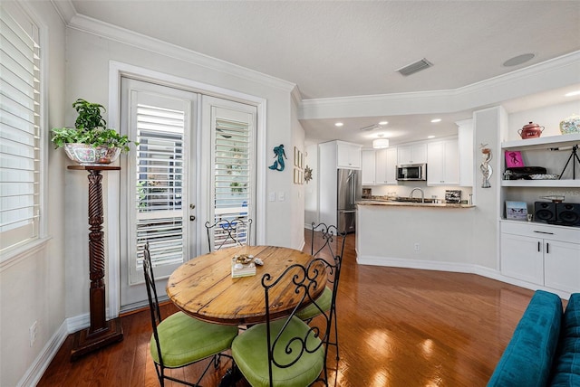 1731 W Watrous Ave Unit 202, Tampa, FL 33606 - dining area with dark wood-style flooring and crown molding