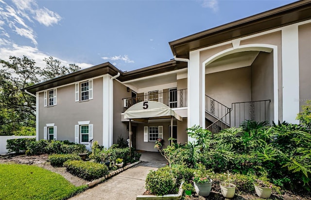 5265 E Bay Dr Unit 521, Clearwater, FL 33764 - view of front of home with stucco siding and a balcony