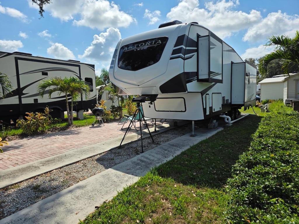 2938 Par Dr Unit 200, Bowling Green, FL 33834
