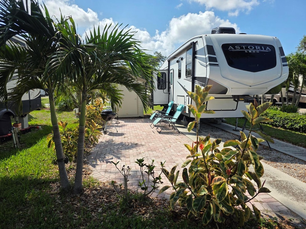 2938 Par Dr Unit 200, Bowling Green, FL 33834