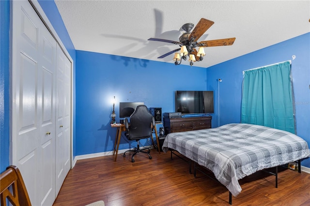 7819 Carriage Pointe Dr, Gibsonton, FL 33534 - bedroom featuring a closet, wood finished floors, ceiling fan, and a textured ceiling