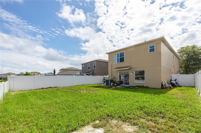 7819 Carriage Pointe Dr, Gibsonton, FL 33534 - back of house with stucco siding and a fenced backyard