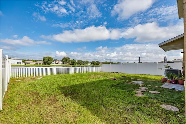 7819 Carriage Pointe Dr, Gibsonton, FL 33534 - fenced backyard with a water view