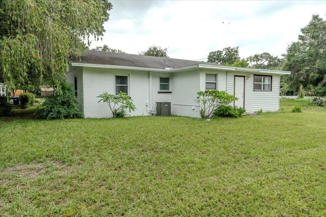 1400 E Fern Rd, Lakeland, FL 33801 - rear view of property with a lawn and roof with shingles