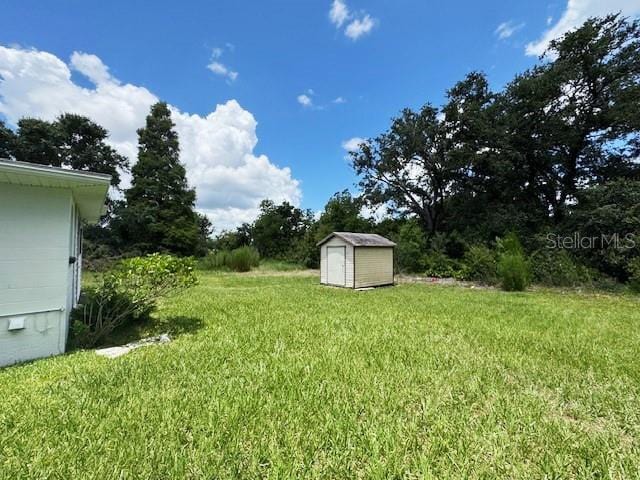 1400 E Fern Rd, Lakeland, FL 33801 - view of grassy yard featuring a shed