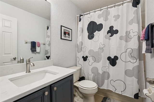 1052 Calabria Ave, Davenport, FL 33897 - full bath with a textured wall, vanity, and a textured ceiling