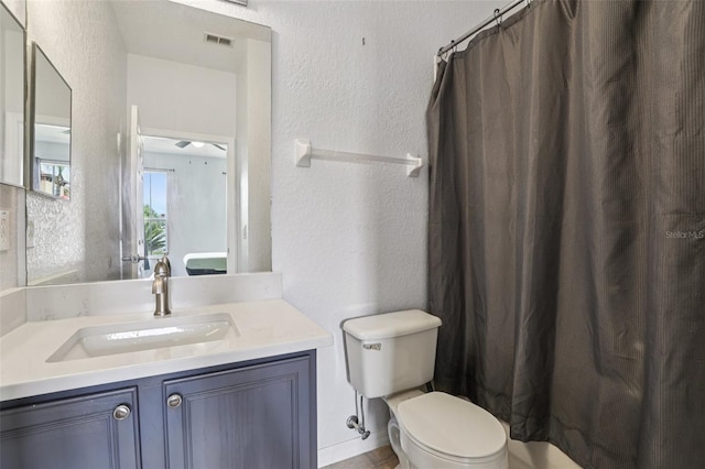 1052 Calabria Ave, Davenport, FL 33897 - full bath featuring a textured wall, vanity, and a shower with curtain