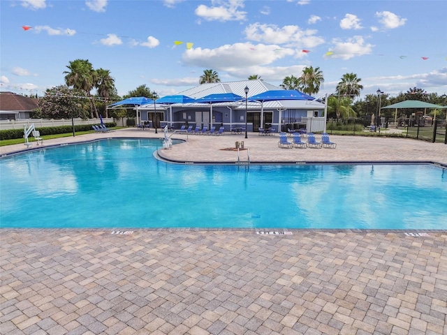 8020 Carriage Pointe Dr, Gibsonton, FL 33534 - community pool with a patio