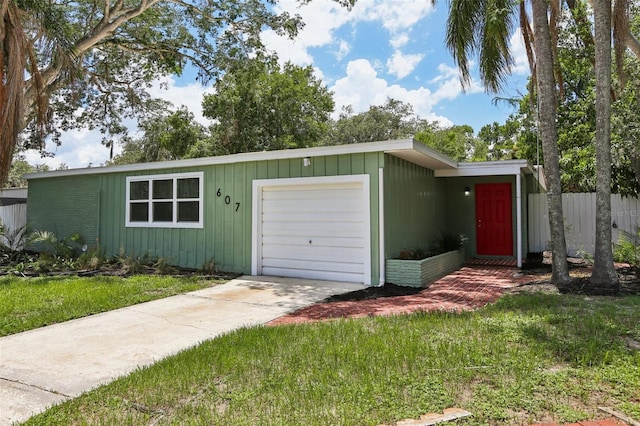 607 E River Dr, Temple Terrace, FL 33617 - mid-century inspired home featuring an attached garage and driveway