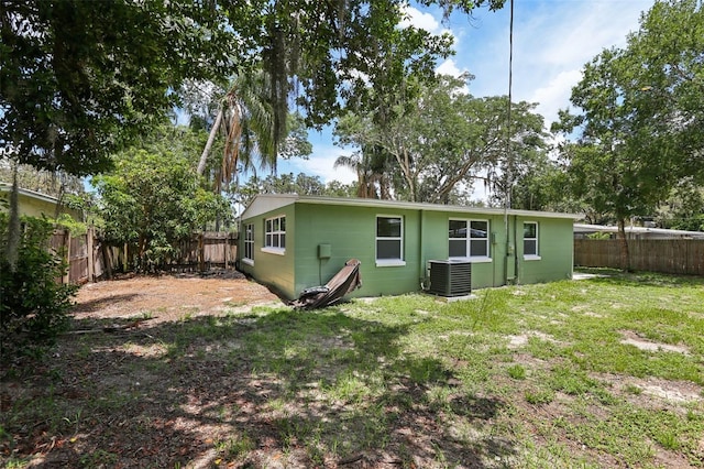 607 E River Dr, Temple Terrace, FL 33617 - rear view of house featuring a fenced backyard