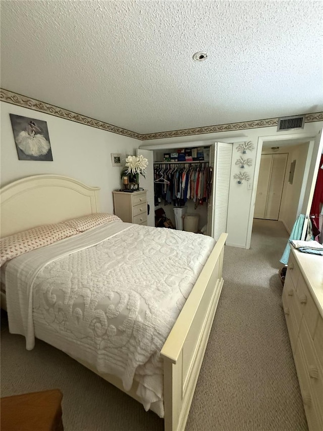 102 47th Avenue Dr W Unit 136, Bradenton, FL 34207 - bedroom featuring light carpet, a textured ceiling, and a closet