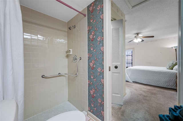 2131 Ridge Rd S Unit 19, Largo, FL 33778 - full bath with connected bathroom, tiled shower, wallpapered walls, and a ceiling fan