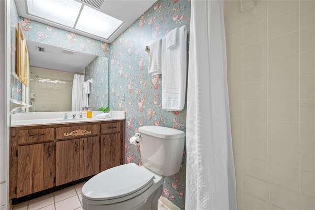 2131 Ridge Rd S Unit 19, Largo, FL 33778 - full bath featuring wallpapered walls, vanity, curtained shower, a skylight, and tile patterned floors