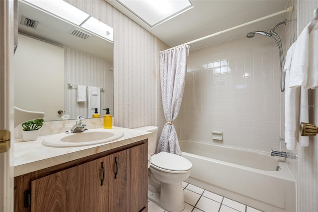 2131 Ridge Rd S Unit 19, Largo, FL 33778 - bathroom featuring shower / tub combo with curtain, vanity, tile patterned floors, and wallpapered walls