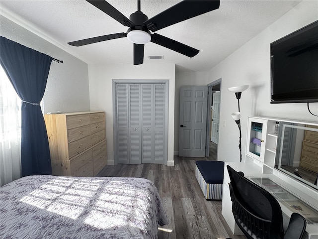 2509 Thornbrook Pl, Tampa, FL 33618 - bedroom with wood finished floors, a textured ceiling, a closet, and ceiling fan
