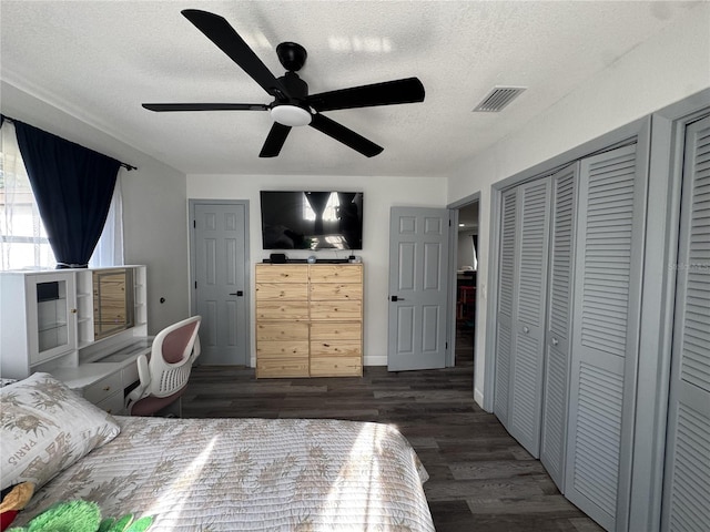 2509 Thornbrook Pl, Tampa, FL 33618 - bedroom with dark wood-style flooring, a textured ceiling, and a ceiling fan