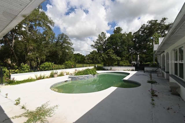 21921 US Highway 98, Dade City, FL 33523 - view of swimming pool with a patio area, a fenced backyard, a pool with connected hot tub, and view of wooded area