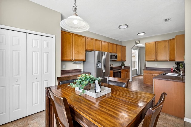 19028 Narimore Dr, Land O Lakes, FL 34638 - tiled dining space with a sink and arched walkways