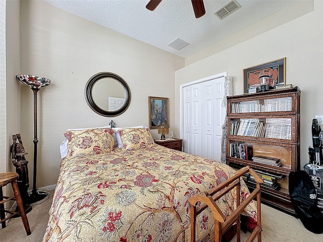 12200 Hunters Lake Dr, New Port Richey, FL 34654 - bedroom featuring carpet, a closet, a textured ceiling, and ceiling fan