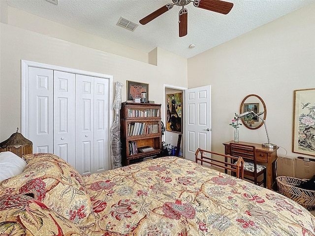 12200 Hunters Lake Dr, New Port Richey, FL 34654 - bedroom featuring lofted ceiling, a textured ceiling, a closet, and ceiling fan