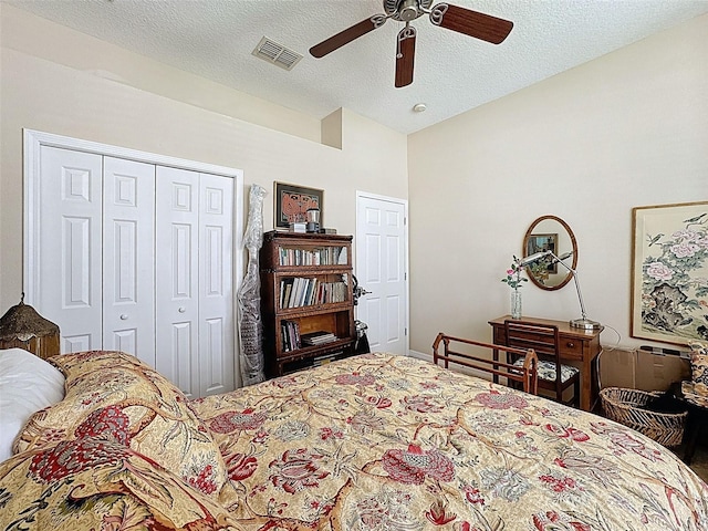 12200 Hunters Lake Dr, New Port Richey, FL 34654 - bedroom with lofted ceiling, a closet, a textured ceiling, and ceiling fan