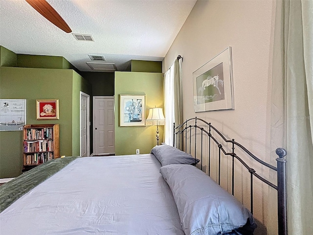 12200 Hunters Lake Dr, New Port Richey, FL 34654 - bedroom featuring a textured ceiling