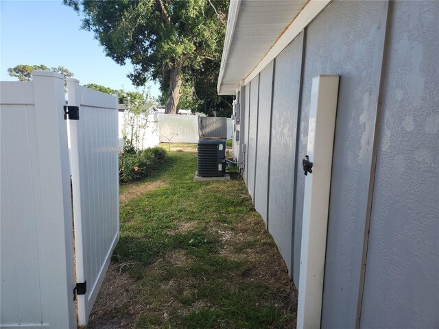 310 4th Ave SW, Ruskin, FL 33570 - view of yard