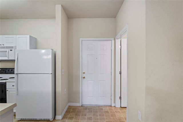 1640 Villa Capri Cir Unit 206, Odessa, FL 33556 - kitchen featuring white appliances, white cabinets, and light countertops