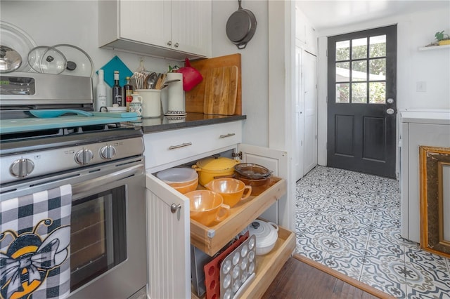 917 W Idlewild Ave, Tampa, FL 33604 - kitchen featuring stainless steel stove and dark countertops
