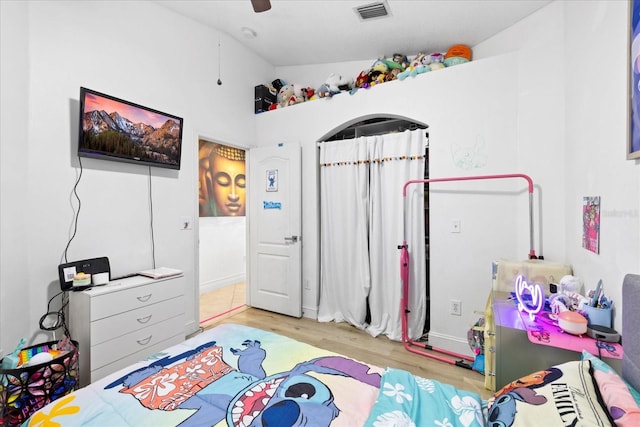 9831 Edmonton Dr, Land O Lakes, FL 34638 - bedroom with light wood-style floors and ceiling fan