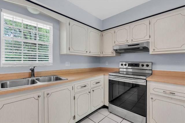1706 Belleair Forest Dr Unit 146, Belleair, FL 33756 - kitchen featuring stainless steel electric stove, under cabinet range hood, light countertops, and light tile patterned floors
