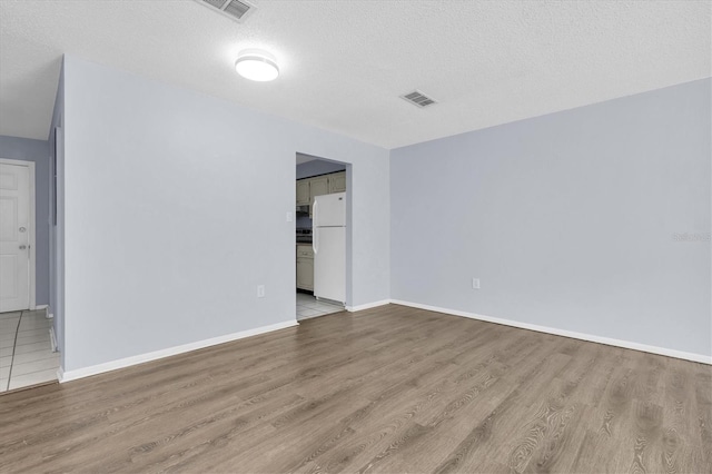 1706 Belleair Forest Dr Unit 146, Belleair, FL 33756 - empty room with wood finished floors and a textured ceiling