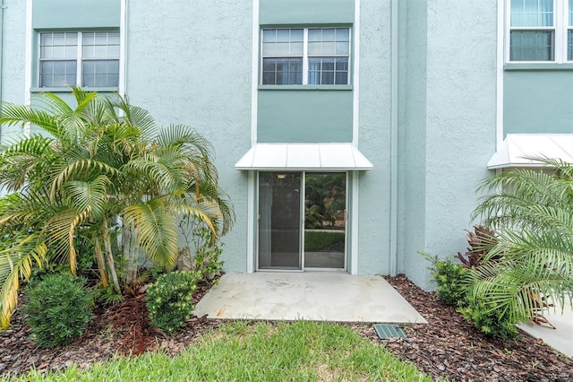1706 Belleair Forest Dr Unit 146, Belleair, FL 33756 - entrance to property featuring stucco siding and a patio area