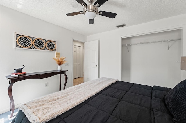 2708 W Bird St, Tampa, FL 33614 - bedroom featuring a textured ceiling, a ceiling fan, and a closet