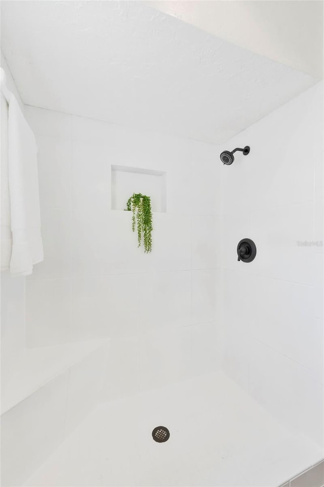 11779 82nd Ter, Seminole, FL 33772 - bathroom featuring tiled shower