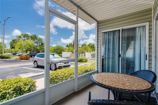6932 Stones Throw Cir N Unit 7101, Saint Petersburg, FL 33710 - view of sunroom / solarium