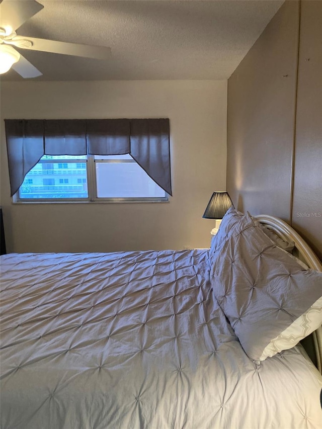 5623 80th St N Unit 314, Saint Petersburg, FL 33709 - bedroom featuring a textured ceiling and a ceiling fan