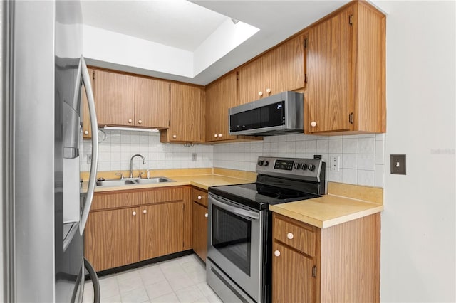 441 75th Ave N, Saint Petersburg, FL 33702 - kitchen with stainless steel appliances, tasteful backsplash, and light countertops