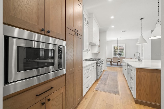 4114 W Neptune St, Tampa, FL 33629 - kitchen featuring stainless steel appliances, light wood-type flooring, light countertops, recessed lighting, and hanging light fixtures