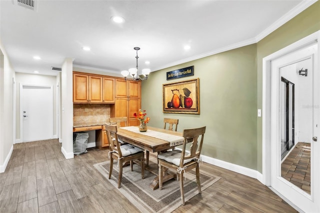 910 Kingscote Ct, Safety Harbor, FL 34695 - dining space with a chandelier, light wood-style flooring, recessed lighting, and ornamental molding