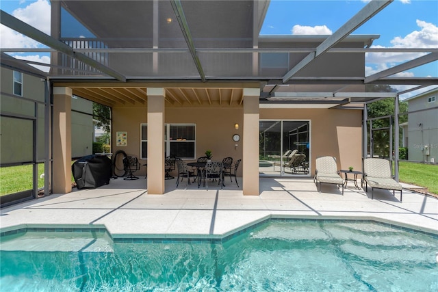 886 Suffolk Pl, Davenport, FL 33896 - swimming pool featuring a patio and glass enclosure