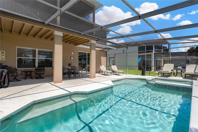 886 Suffolk Pl, Davenport, FL 33896 - view of swimming pool featuring a patio, a pool with connected hot tub, and glass enclosure