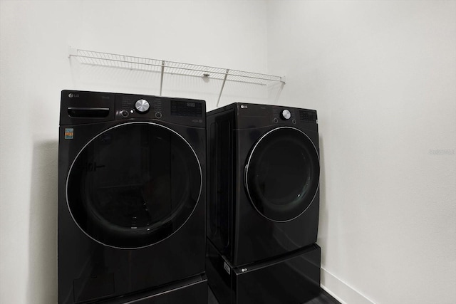 5006 W Idaho St, Tampa, FL 33616 - laundry room featuring washer and clothes dryer and baseboards