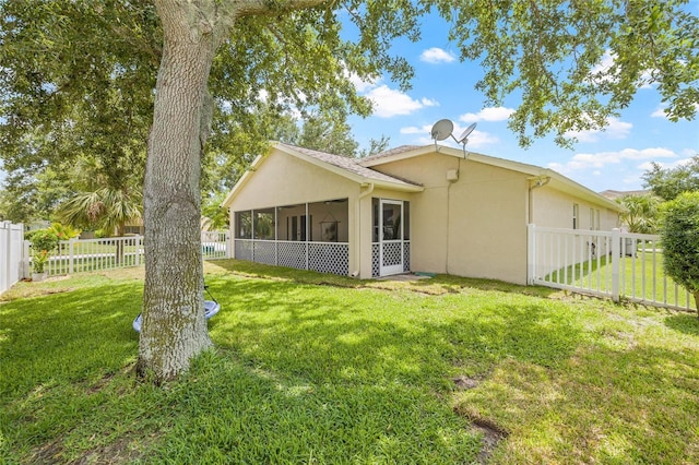 11830 Autumn Creek Dr, Riverview, FL 33569 - rear view of property featuring stucco siding, a sunroom, and a fenced backyard