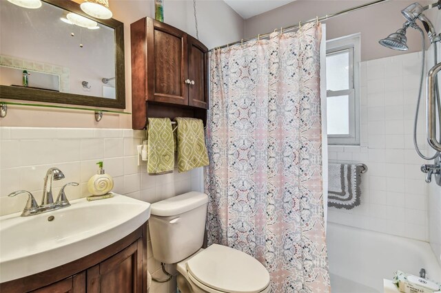 12400 Park Blvd Unit 519, Seminole, FL 33772 - full bath featuring vanity and shower / tub combo with curtain