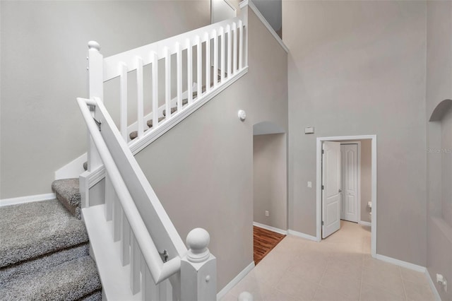12424 White Bluff Rd, Hudson, FL 34669 - staircase featuring a towering ceiling and arched walkways