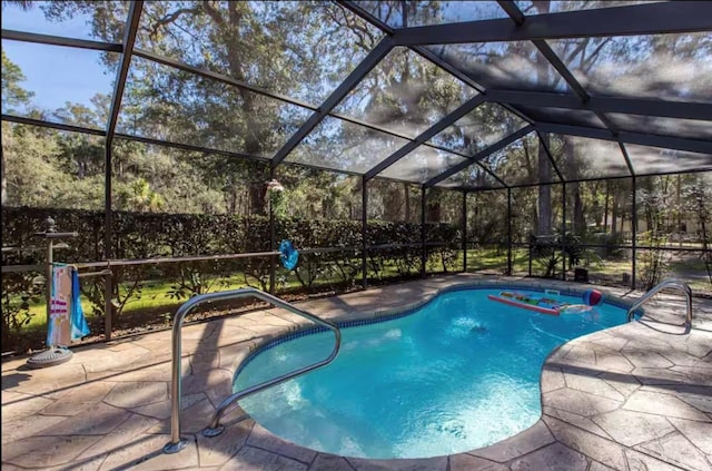 10584 N Dawnflower Pt, Crystal River, FL 34428 - swimming pool with a patio area and a lanai